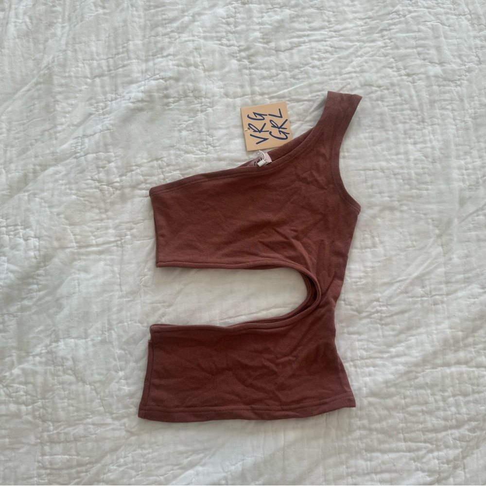 CUT OUT TOP